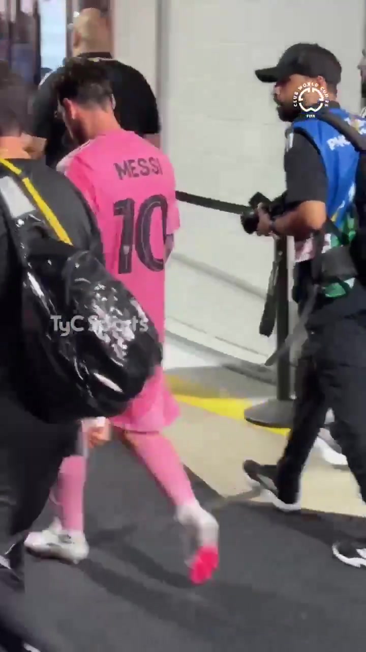梅西赛后返回更衣室，保镖亚辛隔了一段距离紧紧跟随